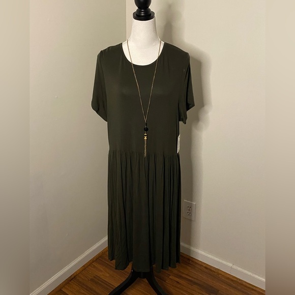 ⭐️🏷️SALE⭐️New Women’s MIDI dress with Necklace Size 1X - Picture 1 of 4
